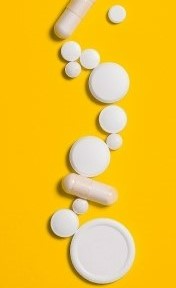 Фото, где лекарственные средства лежат на желтом фоне