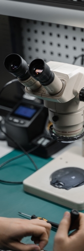 На фото изображен микроскоп стоящий в лаборатории