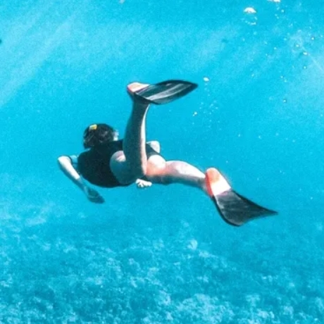 Картинка где девушка плывет под водой