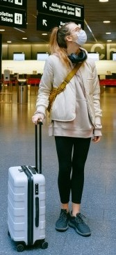 На фото девушка в аэропорту ищет свой рейс