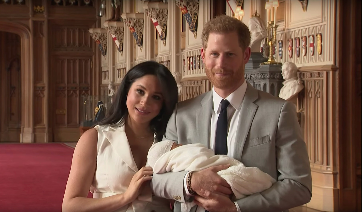 Welcome to the world, little one: принц Гарри и Меган Маркл впервые показали ребёнка