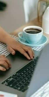 Фото, где человек работает на ноутбуке у себя дома