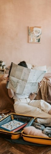 Фото, где девушка изучает карту на английском языке