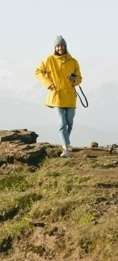 Фото на котором изображена девушка на фоне горы