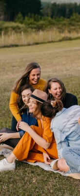 Фото где в парке группа девушек улыбаются и смеются