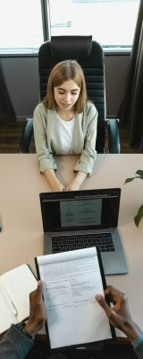 Фото, где девушка в офисе проходит собеседование на английском языке