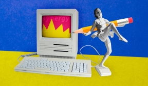 На фото изображен компьютер и танцовщица